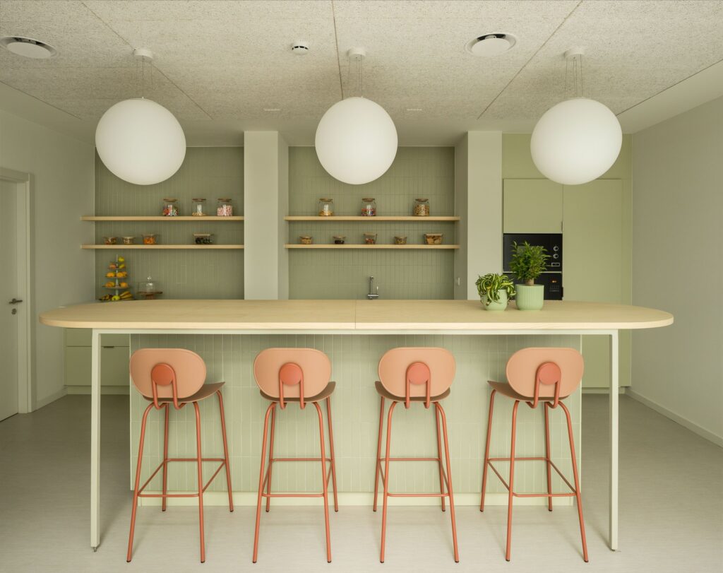 amenagement salle de pause entreprise-table-haute-smoov-design