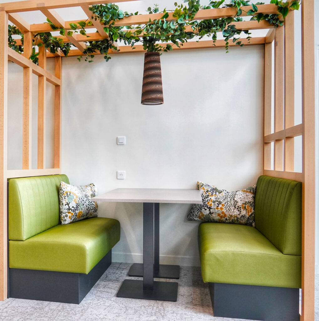 decoration-bureaux-professionnels-vegetation-suspendue-smoov-design