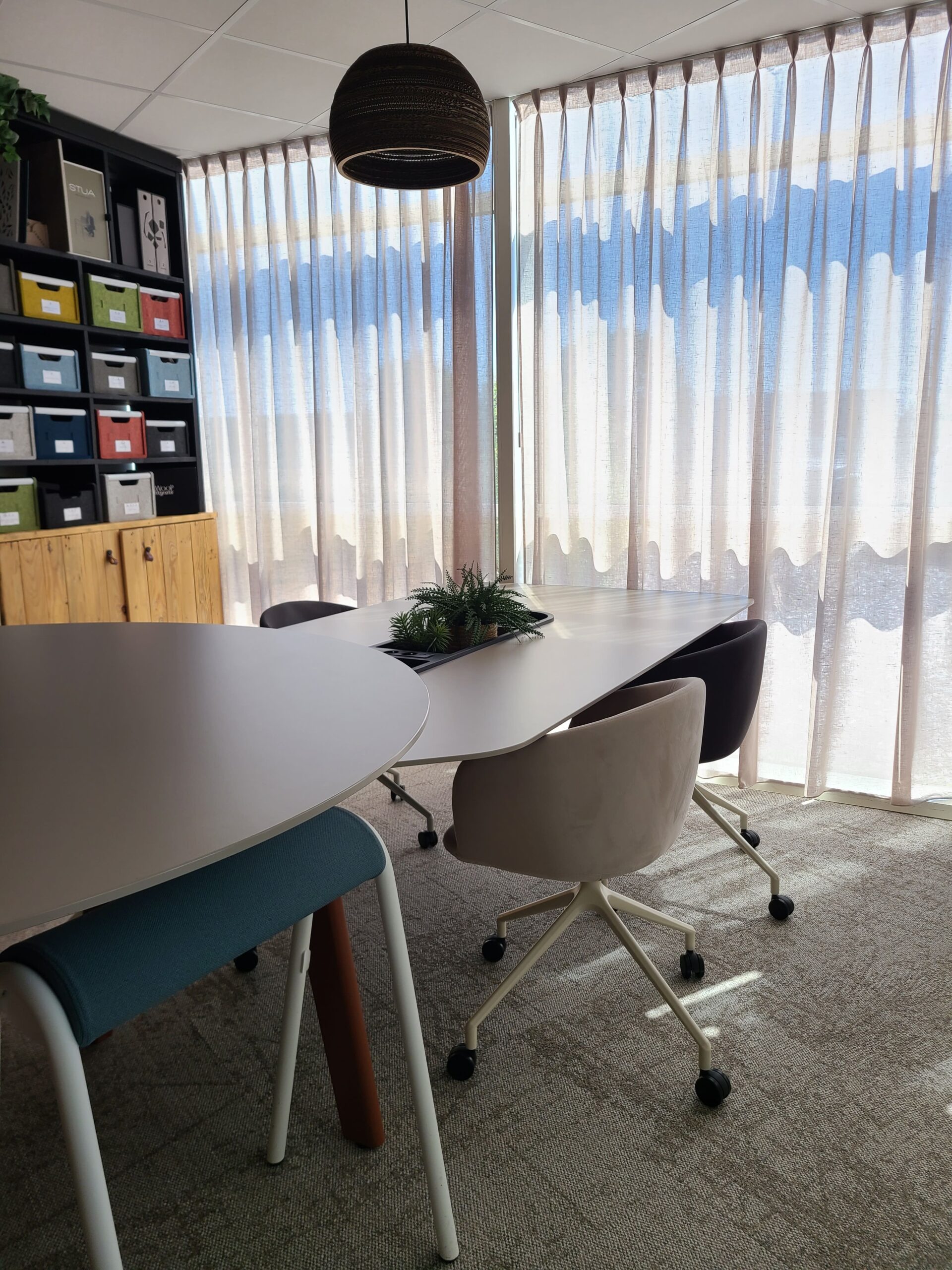 Comment les rideaux et stores transforment les espaces de travail ?